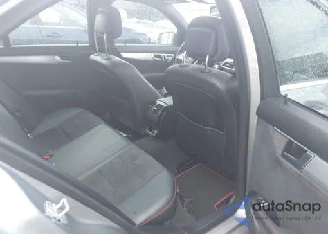 2014 Mercedes-Benz C 350 Sport z USA, uszkodzony, nr VIN WDDGF5HB3EA949484